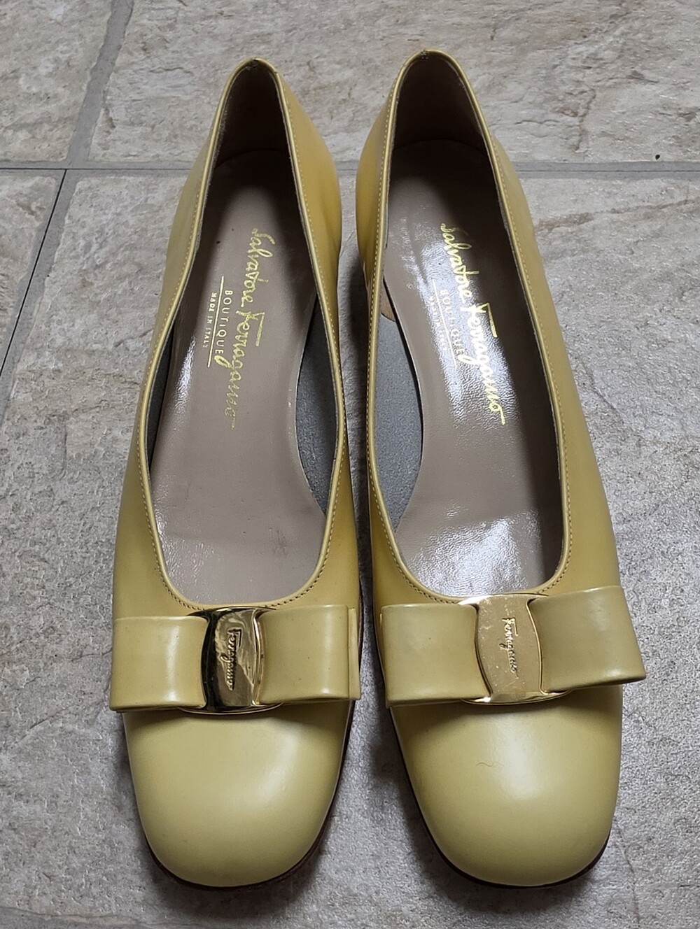 Vintage Salvatore Ferragamo Boutique Yellow Leather Vara Bow Pumps Size 9 A